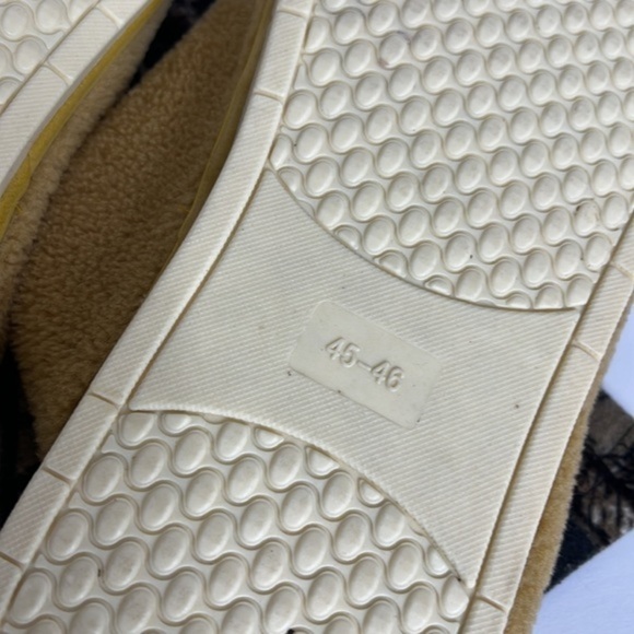 FRUIT OF THE LOOM MENS RELAXING PANTS SIZE 32-34 MEDIUM AND MENS HOUSE SLIPPERS - Picture 6 of 16